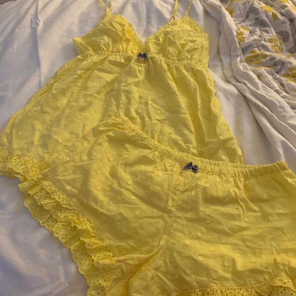 Yellow lacy sleep set.
